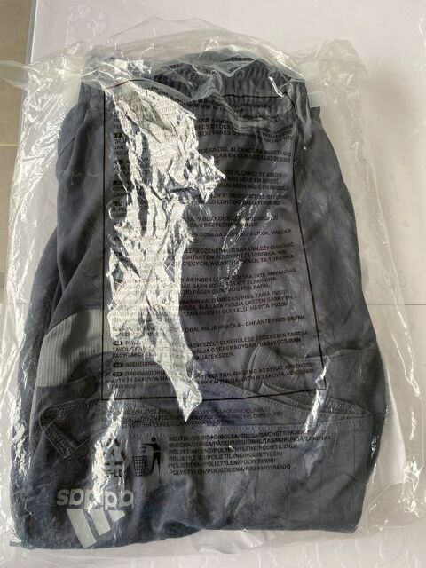 Short sport Adidas neuf  15 Toulouse (31)