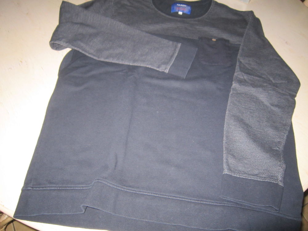 Un sweat (particularit&eacute; plastron devant) Vtements