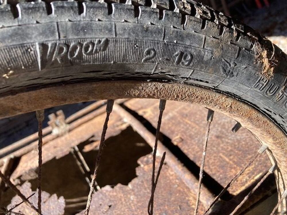 Recherche roue arri&egrave;re VTT ou mobylette de 24 pouces Vélos