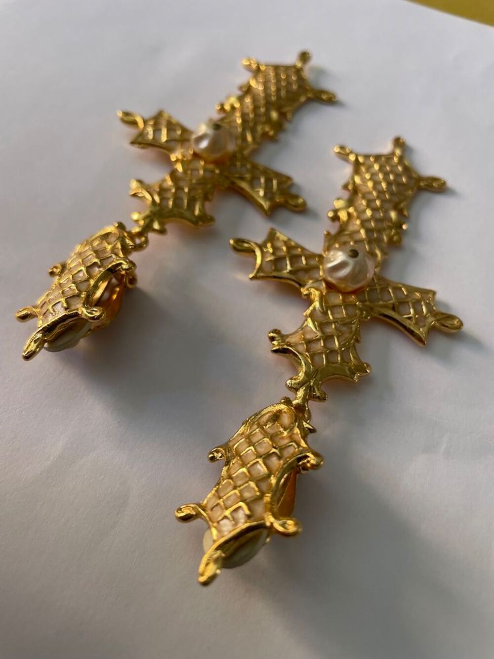 BO Clip croisillons email blanc nacr&eacute; pendant croix LACROIX Bijoux et montres