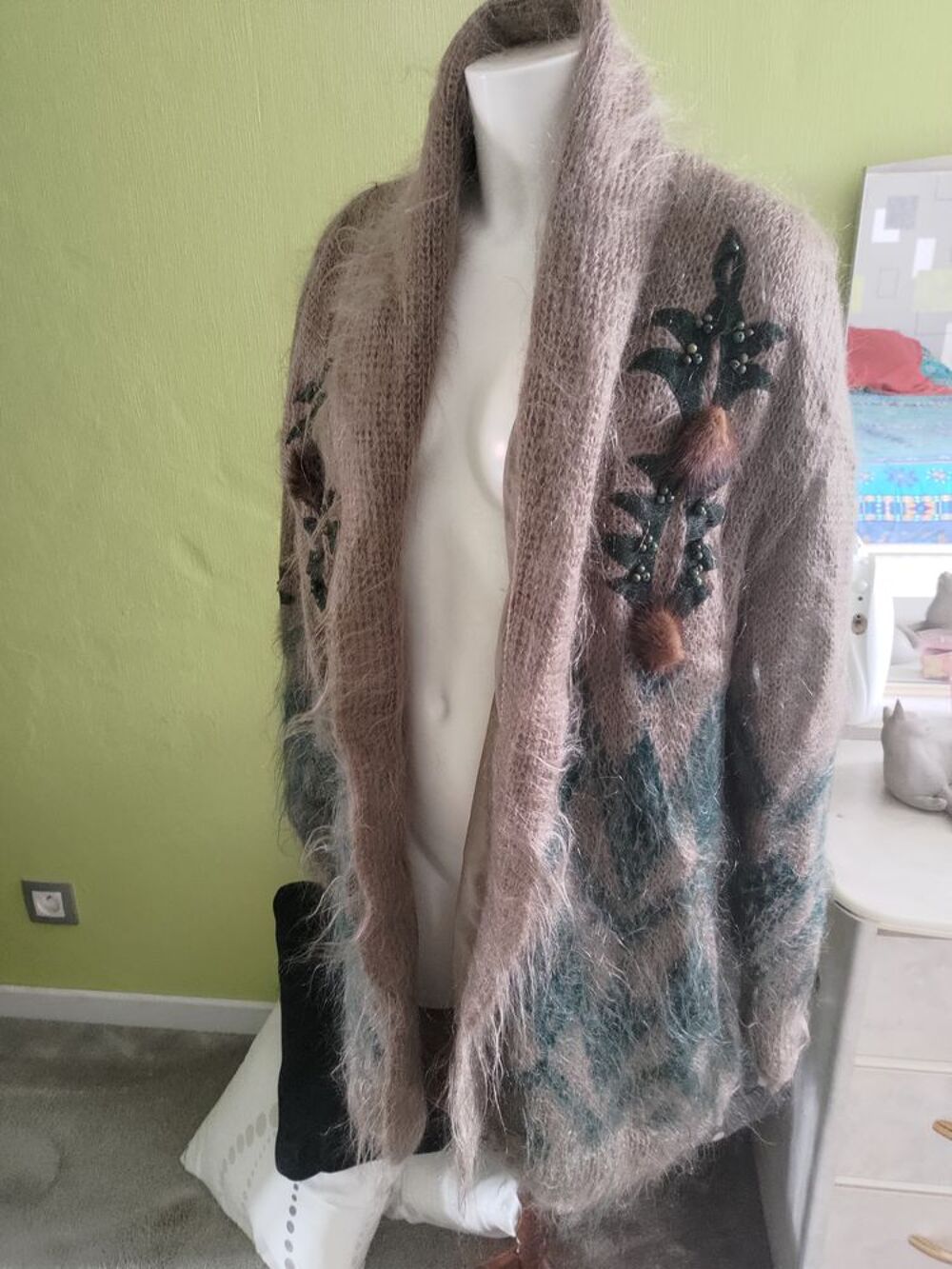 manteau tricot poils longs taupe avec motifs Vtements
