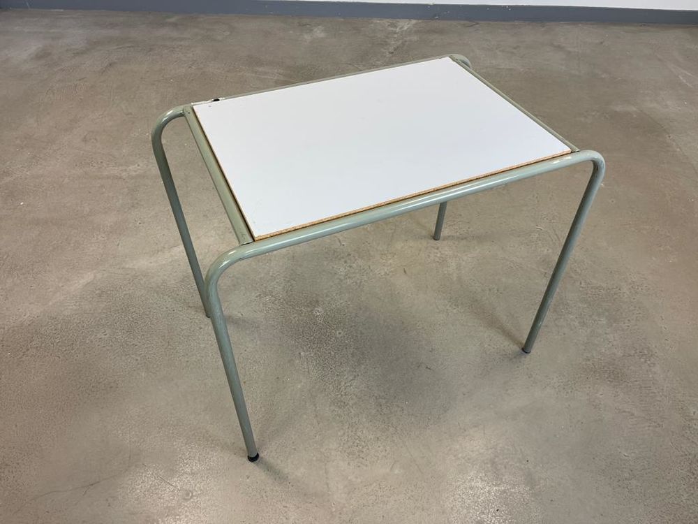 En lot ou &agrave; l'unit&eacute;, 200 tables Mullca LIVRAISON POSSIBLE Meubles