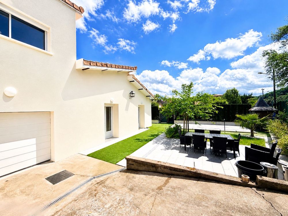 Vente Maison Maison rénovée avec piscine €