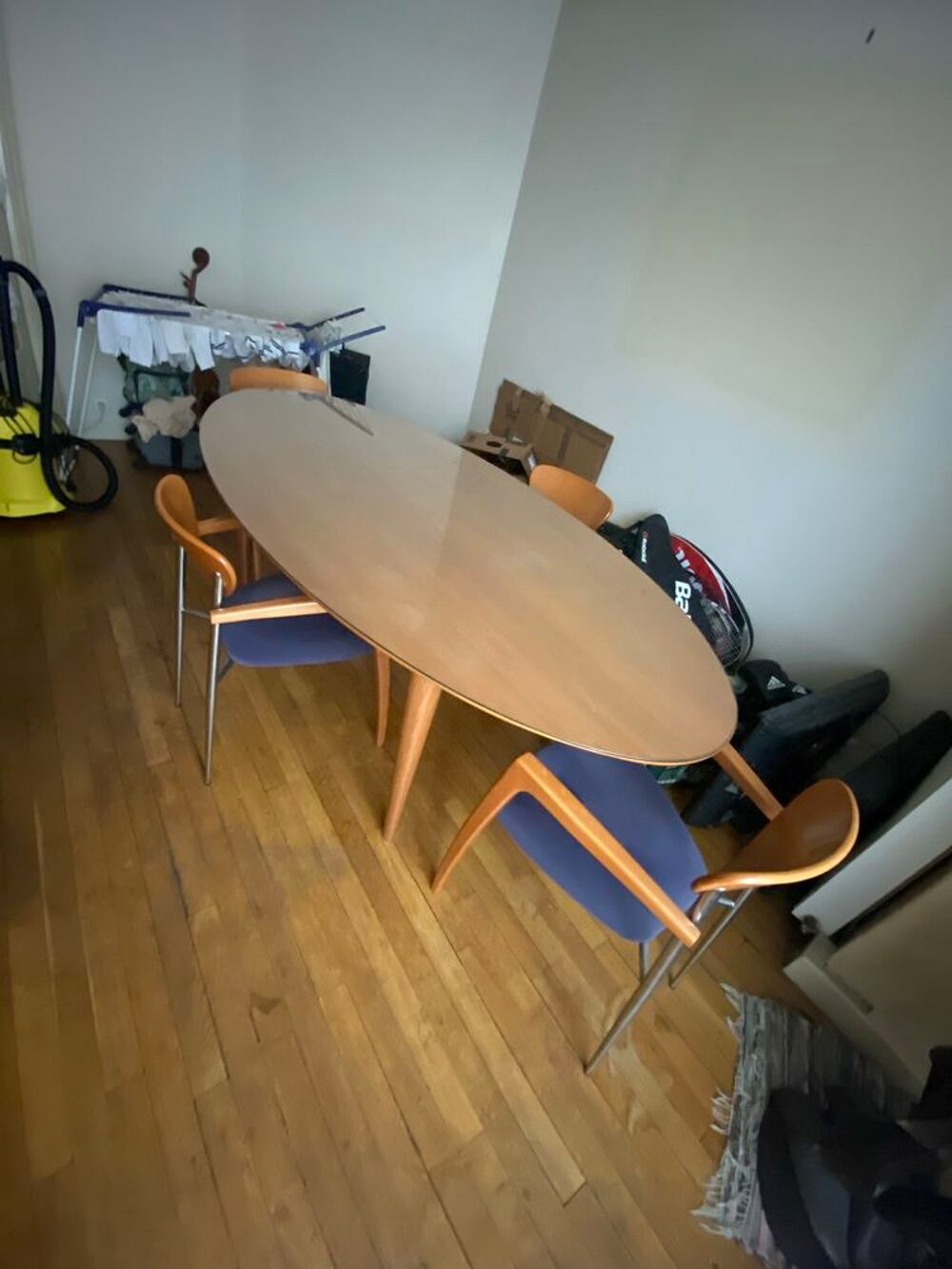 une tr&egrave;s belle table &agrave; manger et 4 chaises Meubles