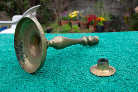 Bougeoir en laiton, base octogonale. Dans son jus 15 La Crau (83)