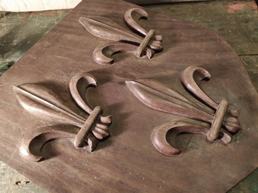 Ancien Blason Fleurs de Lys Bois Sculpt&eacute;. Décoration