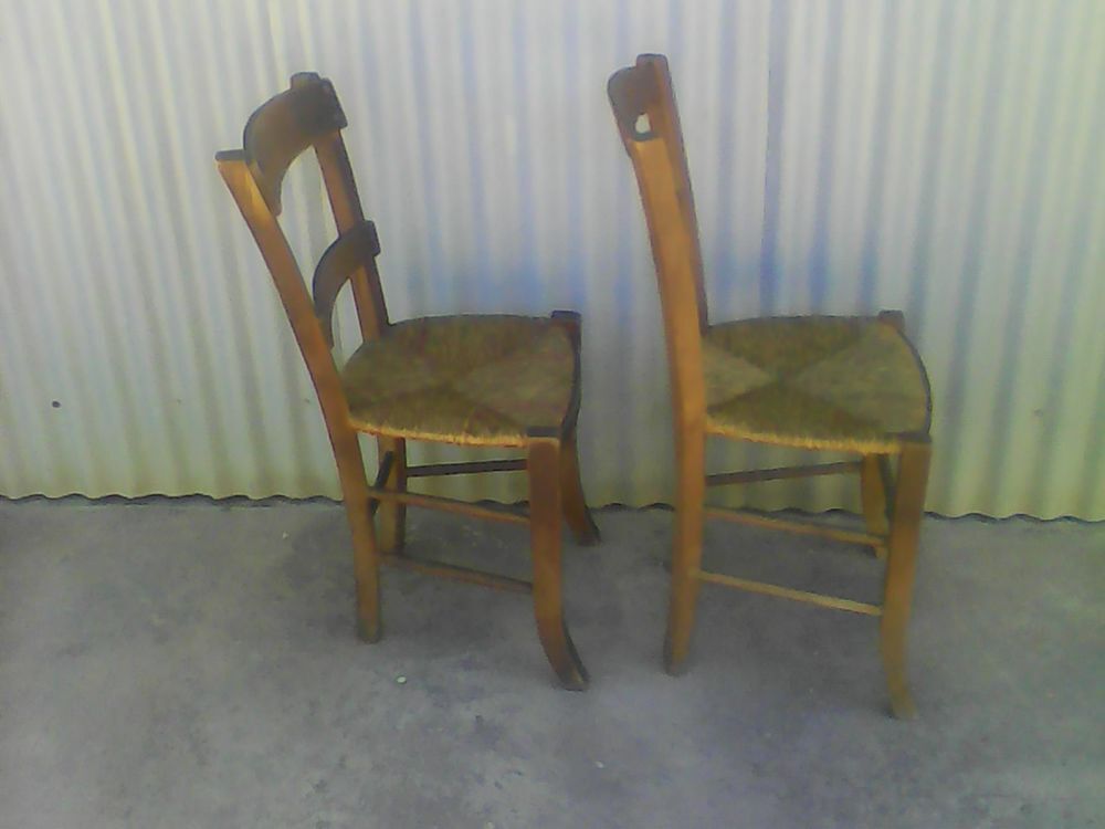 Chaises en bois et paille. Meubles