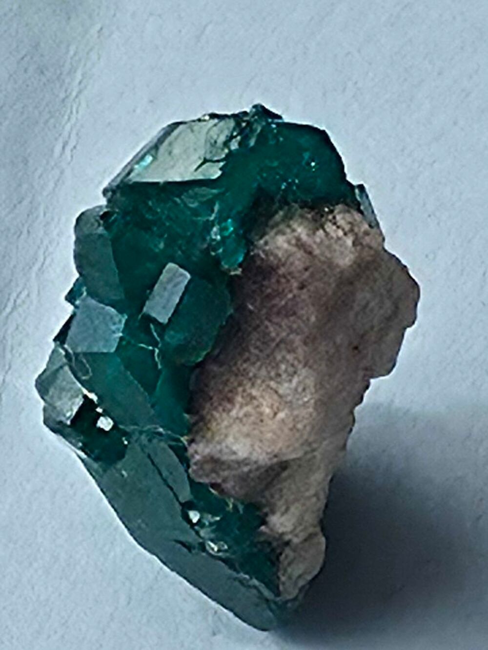 V&eacute;ritable cristal de Dioptase vert &eacute;meraude sur matrice (3g) 