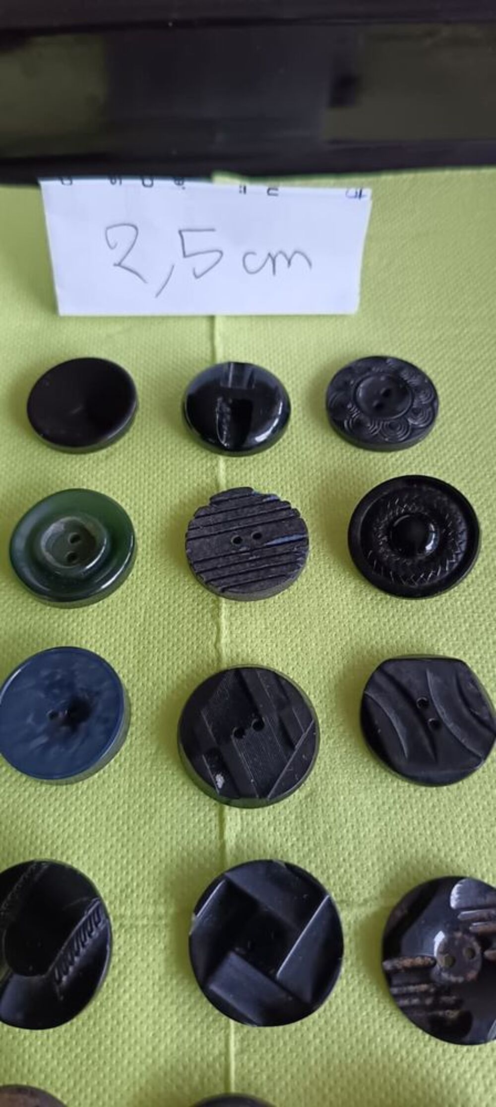 Grand Lot de Boutons Noirs Tailles Vari&eacute;es :2,5 cm &agrave; 4 cm 