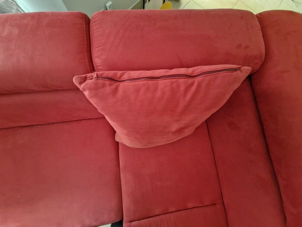 Canap&eacute; d'angle bicolore rouge et noir avec t&ecirc;ti&egrave;res Meubles