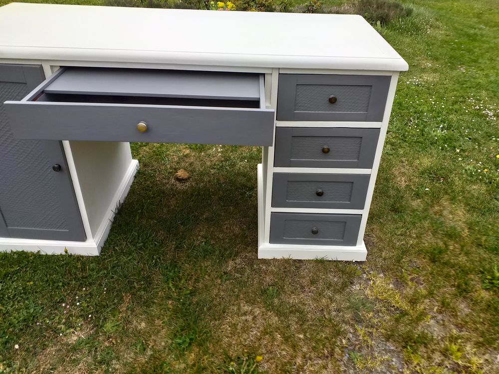 bureau informatique,couleur blanc et gris,
Meubles