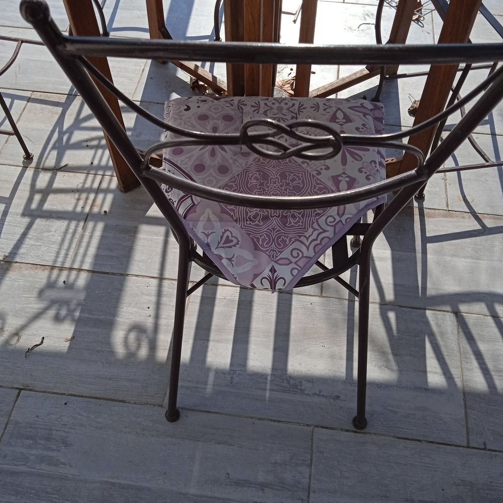 2 chaises cuisine metal noir avec coussins (usag&eacute;s) Meubles