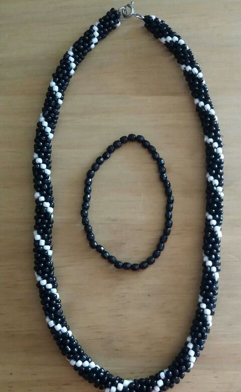Collier en ras de cou petites perles noire et blanche  3 Domart-en-Ponthieu (80)