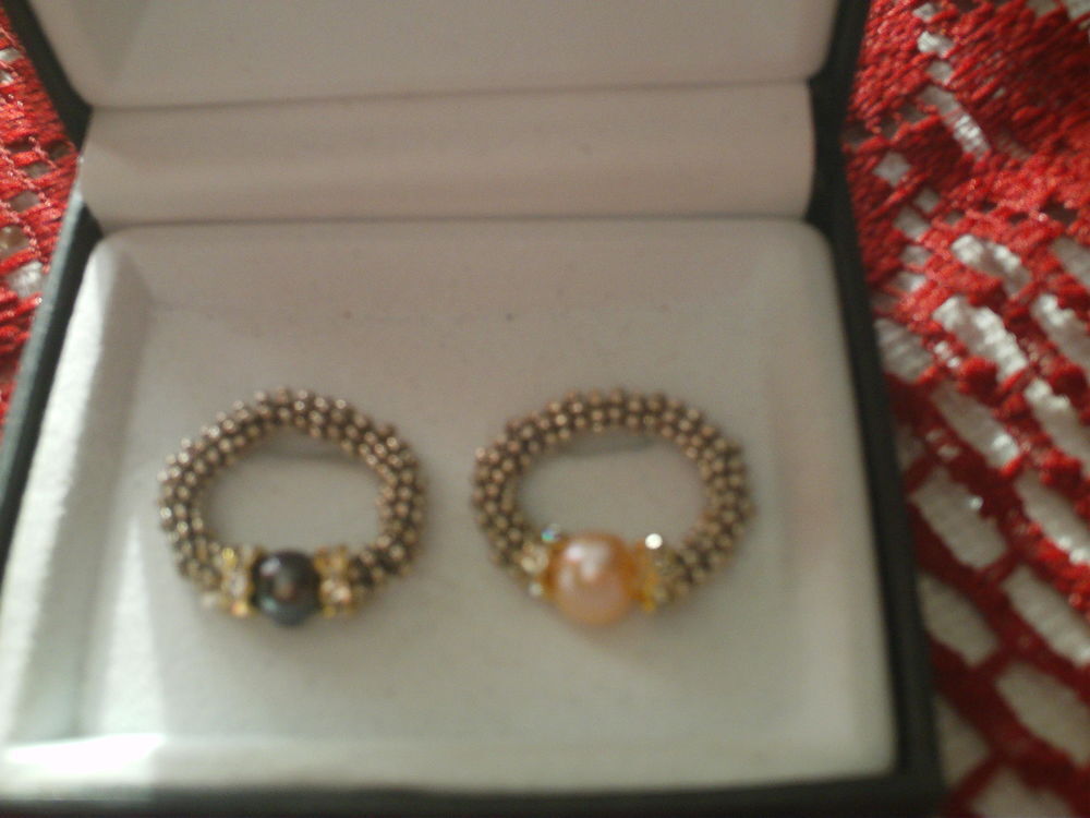  Deux bagues perles de cultures souples N&deg; 349 Bijoux et montres
