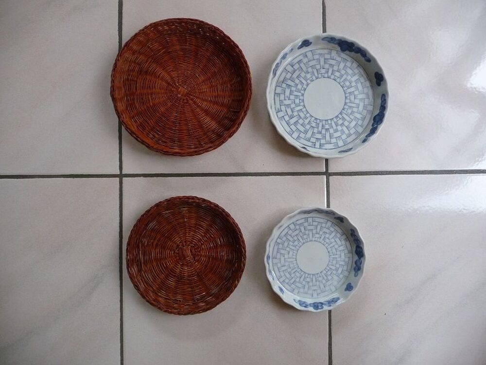 2 plats ronds porcelaine motifs bleus + 2 supports Cuisine