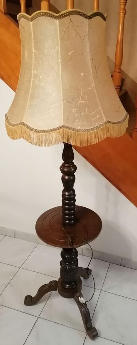 Abat jour en vessie de porc sur pied en bois 35 Bretteville-sur-Laize (14)