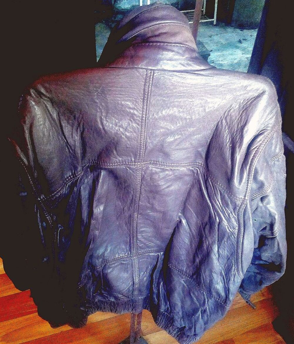 Blouson aviateur en cuir couleur marron.
Vêtements