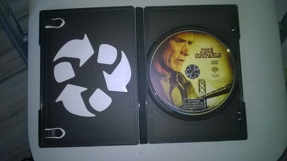 DVD Jug&eacute; Coupable 
Clint Eastwood
1999
Excellent etat DVD et blu-ray