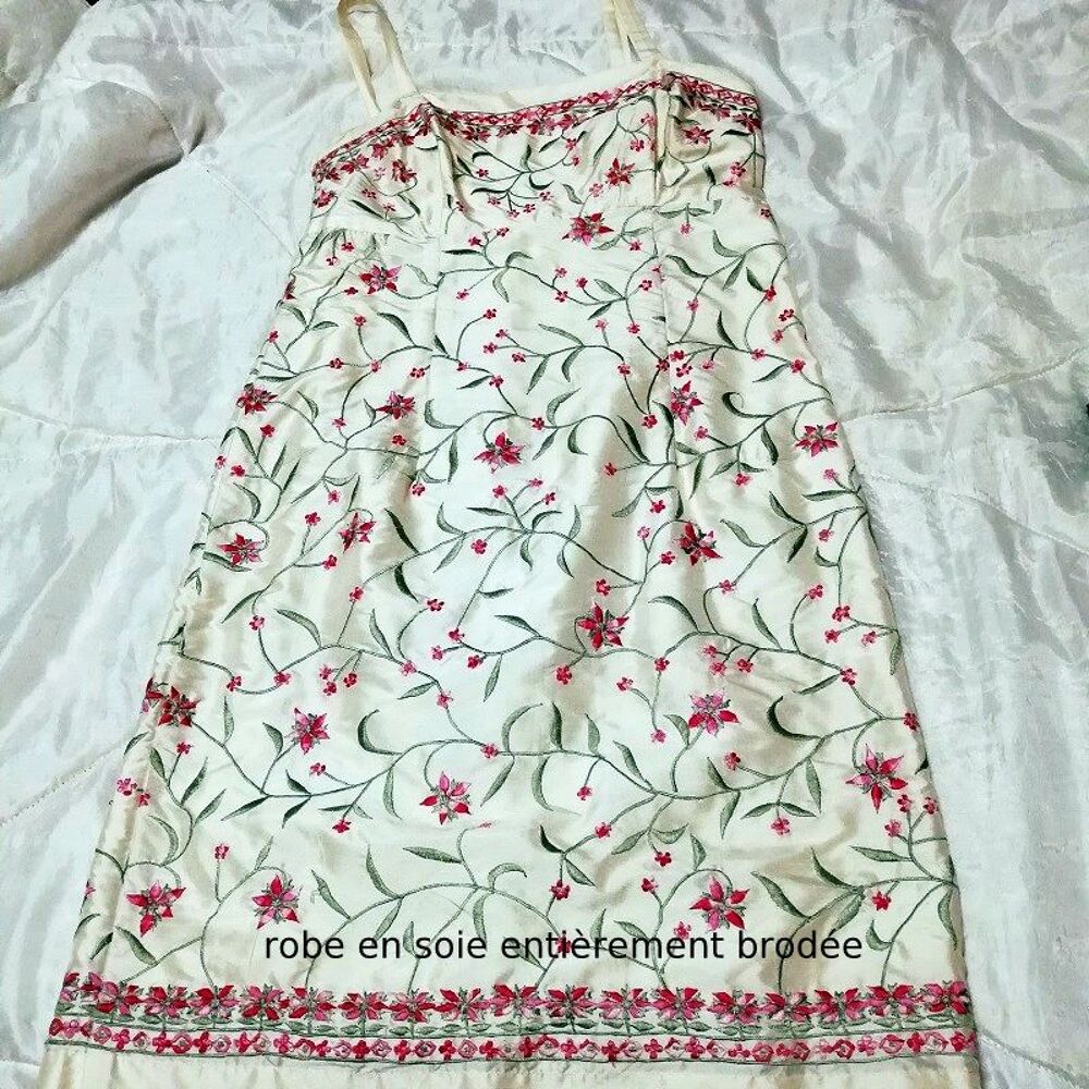 robe brod&eacute;e en soie RENE DERHY 
Vêtements