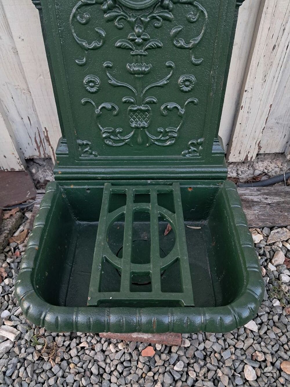 Fontaine murale en fonte, r&eacute;&eacute;dition d'ancien Jardin