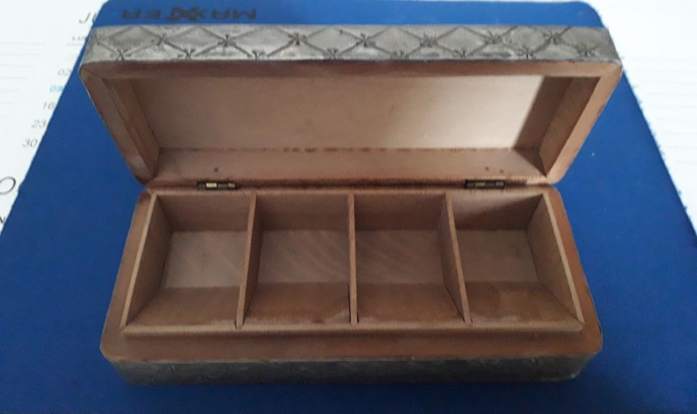 Ancienne bo&icirc;te &agrave; timbre en bois et m&eacute;tal 