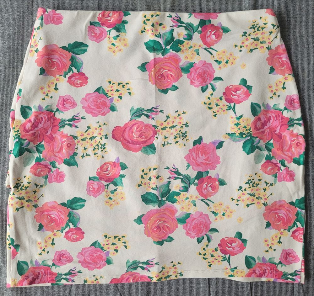 Jupe S&eacute;zane. Taille XL. Beau motif roses. Vtements