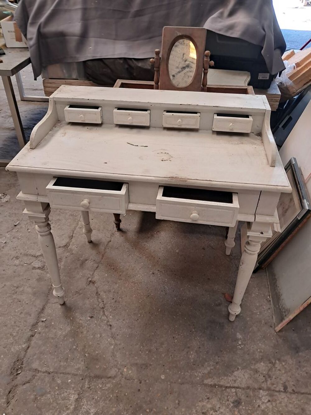 bureau avec 6 tiroirs. Meubles