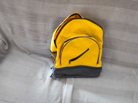 sac à dos jaune Saint-Quentin-la-Poterie (30)