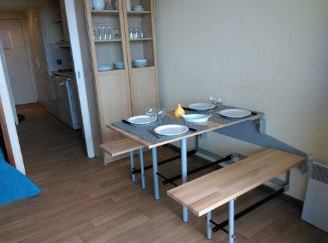table et bancs relevables sur mur pour gain de place 60 Hyères (83)