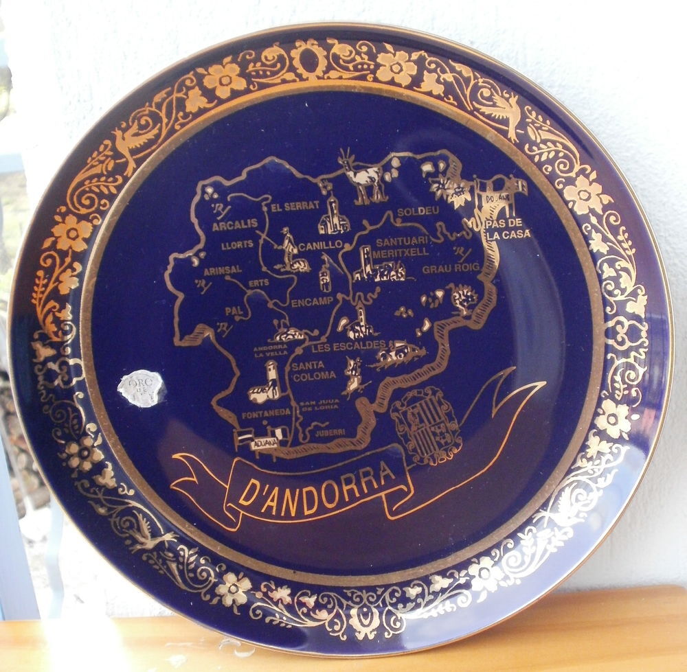 Assiette d&eacute;corative en porcelaine, (Andorre) bleu et or Décoration