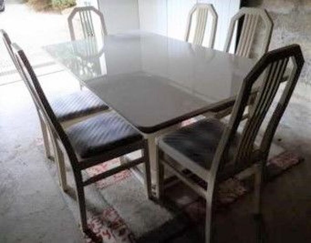 Table 8 personnes et 6 chaises - peut vendre s&eacute;par&eacute;ment Meubles