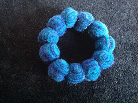 BRACELET BOULES FEUTRE LAiNE BLEU FONC� CLAIR NEUF Envoi po
1 Tr�gunc (29)