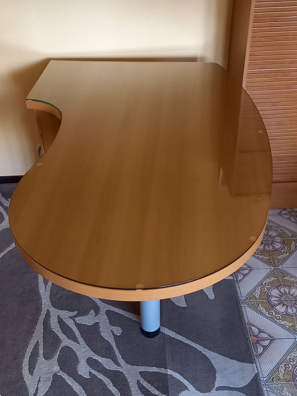 Bureau styl&eacute; en bois et deux chaises 
Meubles