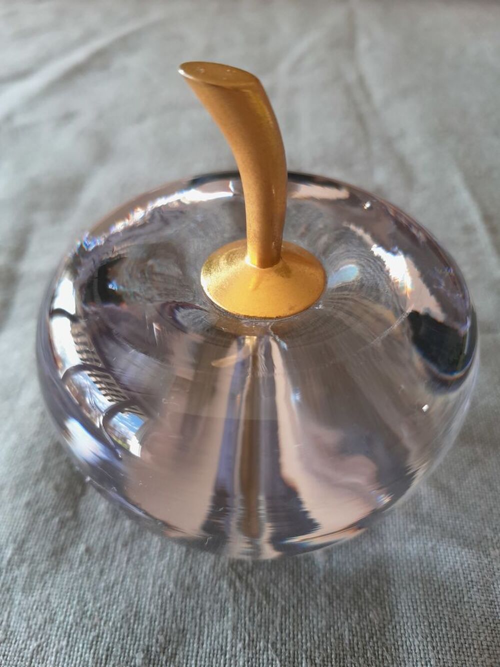 Pomme en cristal avec tige plaqu&eacute;e or Décoration