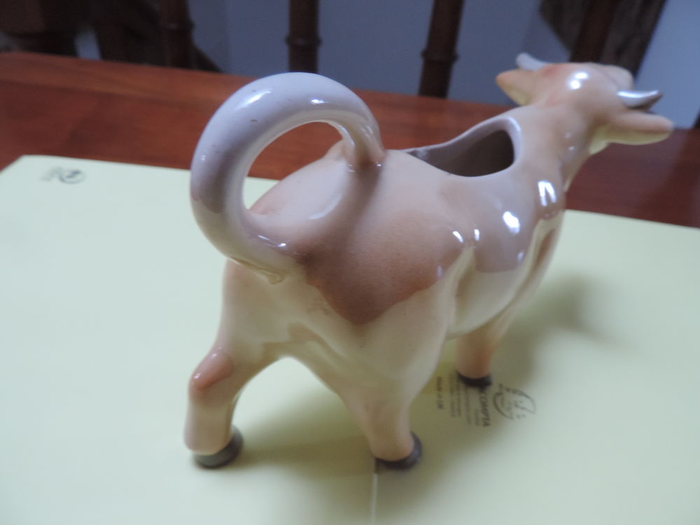"VACHE BRETONNE" - EN PORCELAINE - ANNEE 1947/1948. D�coration
