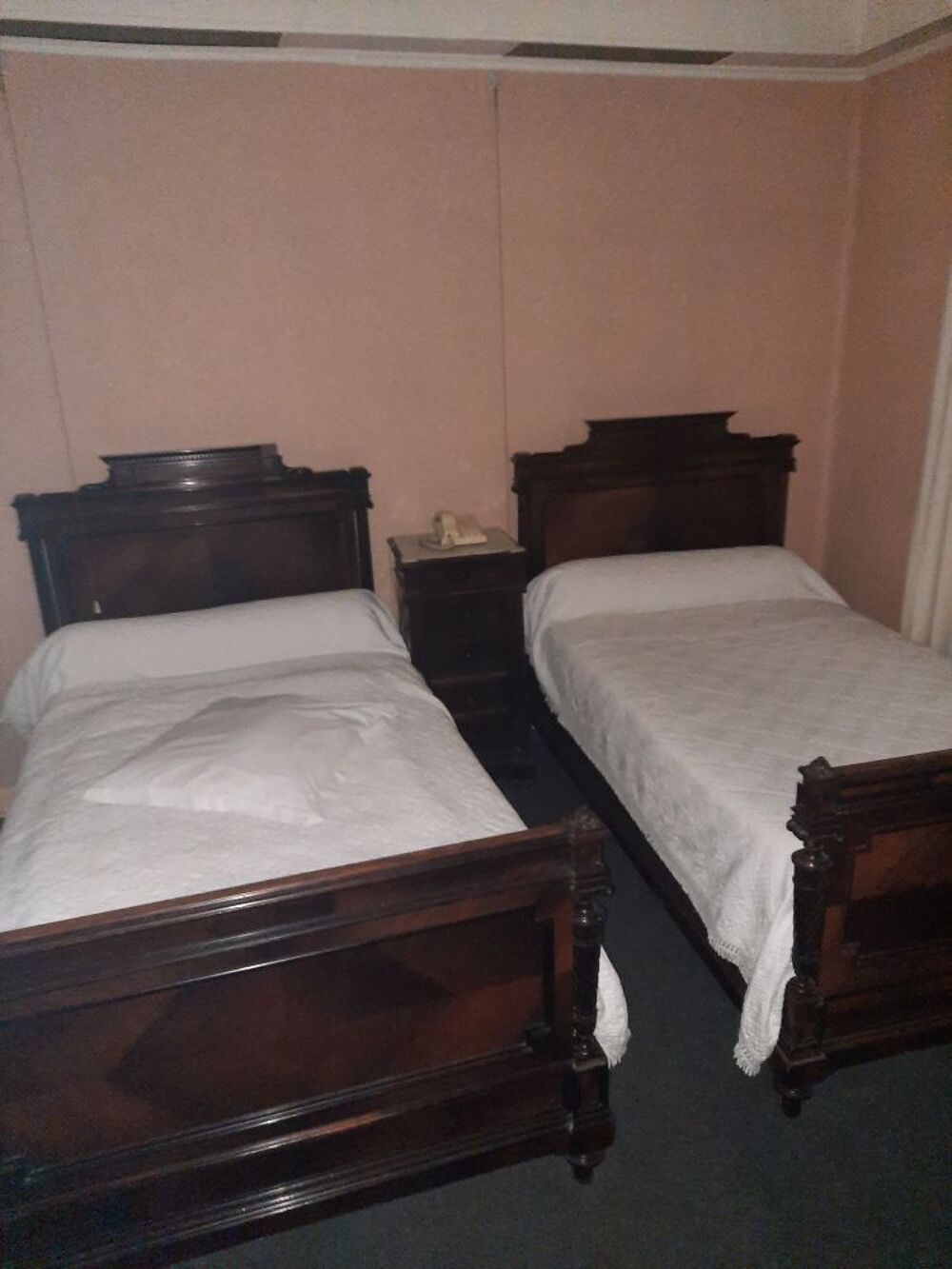 2 lits avec armoire ancienne un bonne &eacute;tat encore Meubles