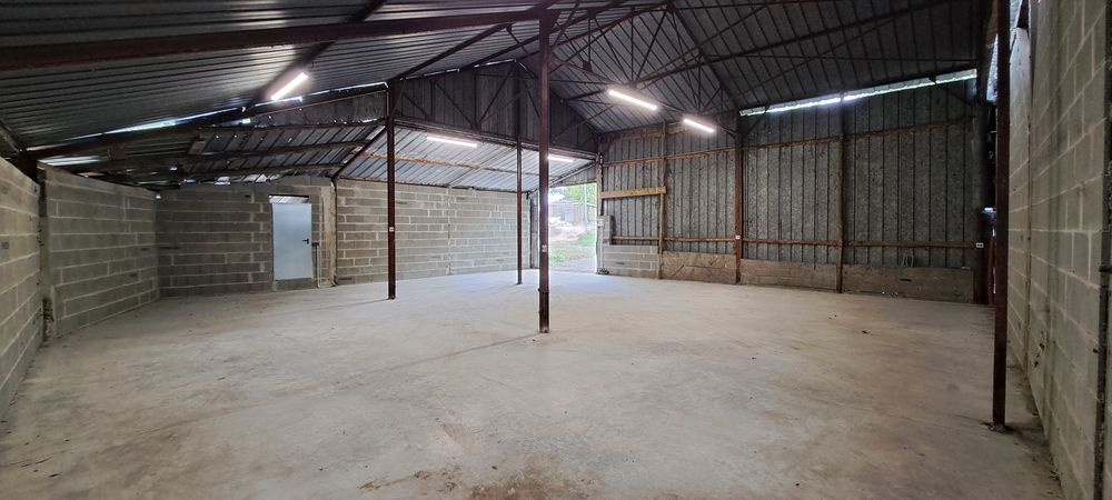 Location Atelier Hangar idéal pour stockage à 15min d'Angers Villevêque