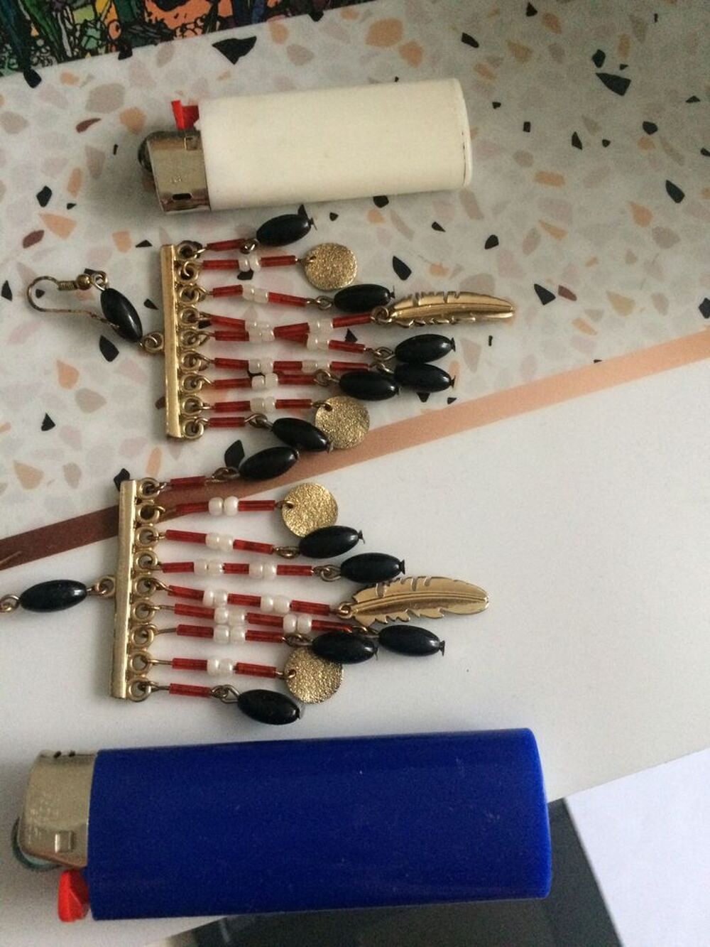 Boucles d'oreille Promod m&eacute;tal dor&eacute;, rouge et perles Bijoux et montres