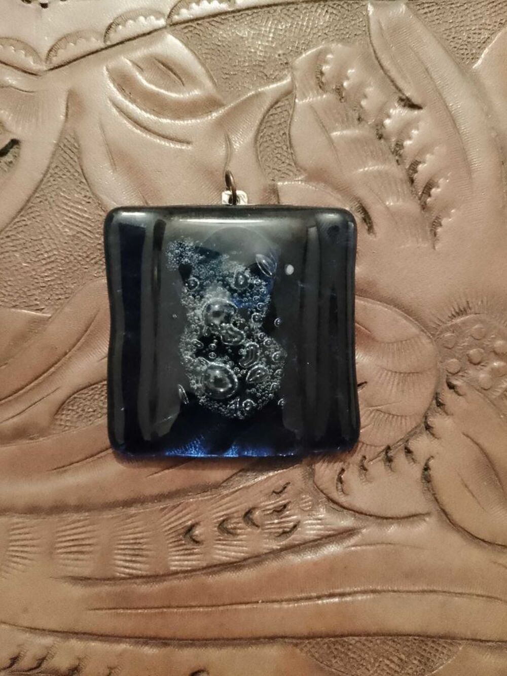 pendentif carr&eacute; en verre bleu vintage ann&eacute;es 70. Bijoux et montres