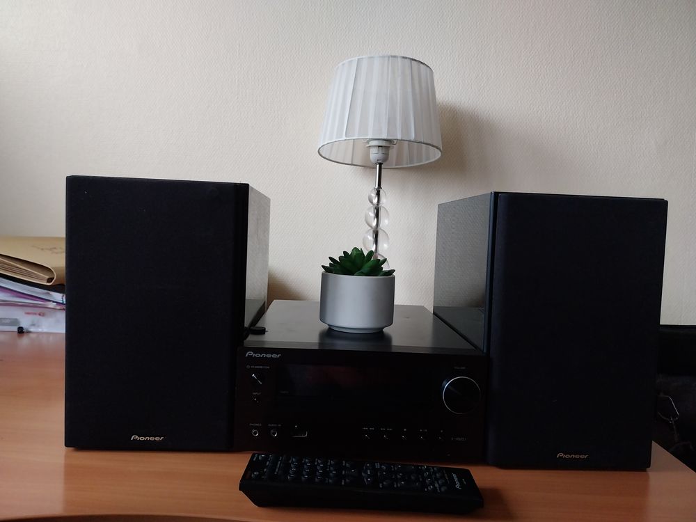 Cha&icirc;ne hi-fi en bon &eacute;tat avec t&eacute;l&eacute;commande Photos/Video/TV