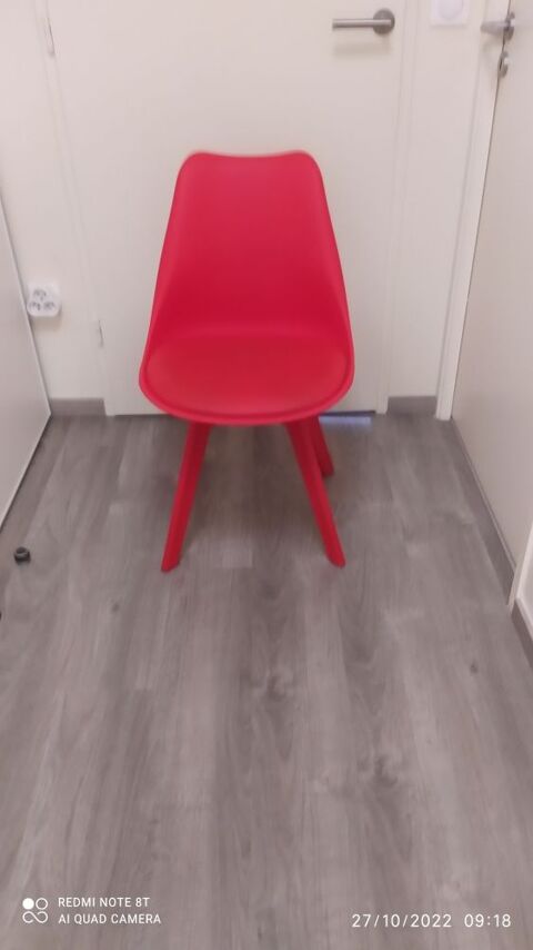 chaises rouge d 25 Lagny-sur-Marne (77)