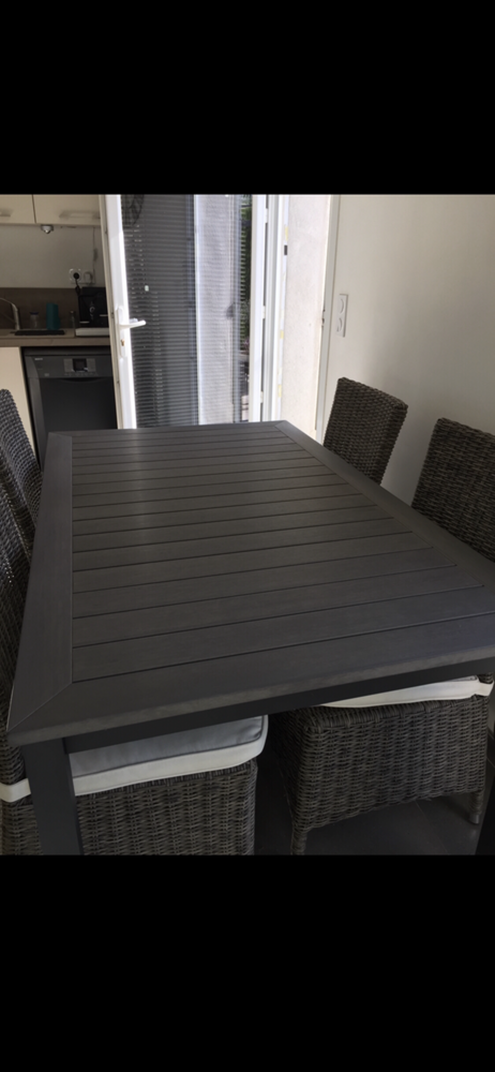 Table ext&eacute;rieur et int&eacute;rieur et 4 chaises 
Meubles