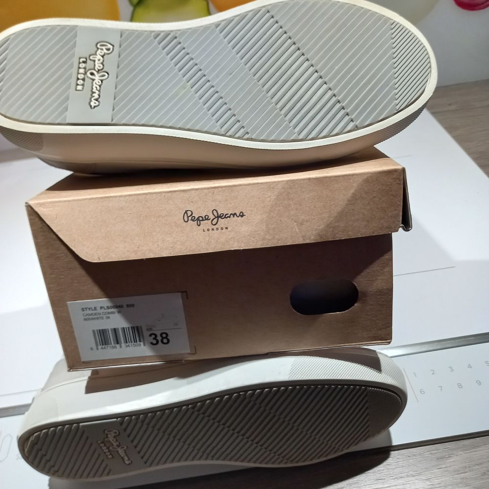 Baskets basses femme? blanc Pepe Jeans pointure 38 neuves
CA Chaussures