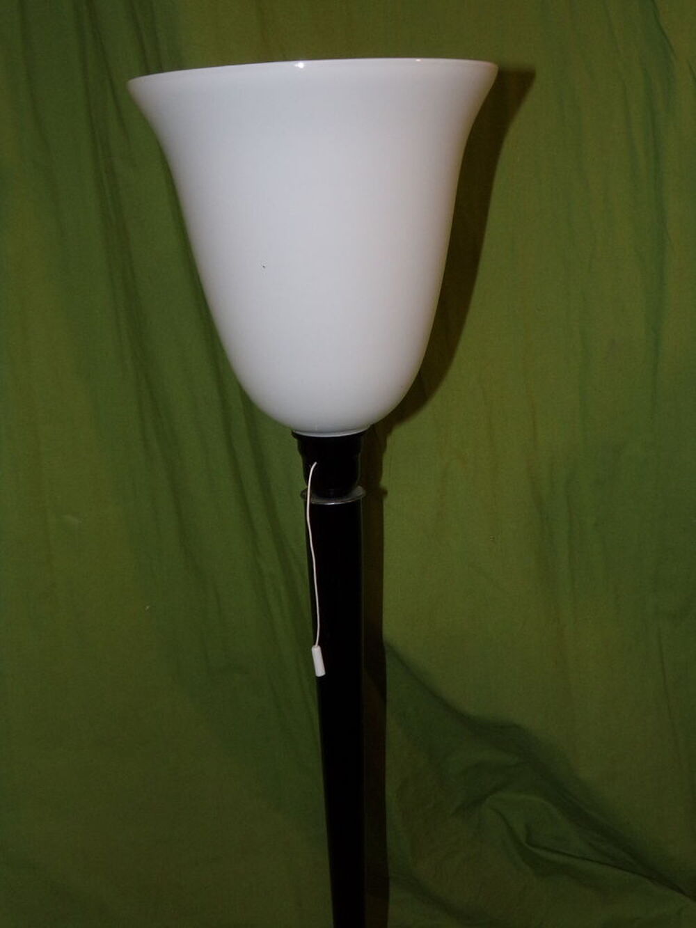 Une lampe MAZDA LITA laqu&eacute;es noire + inter a tirette et opal Décoration