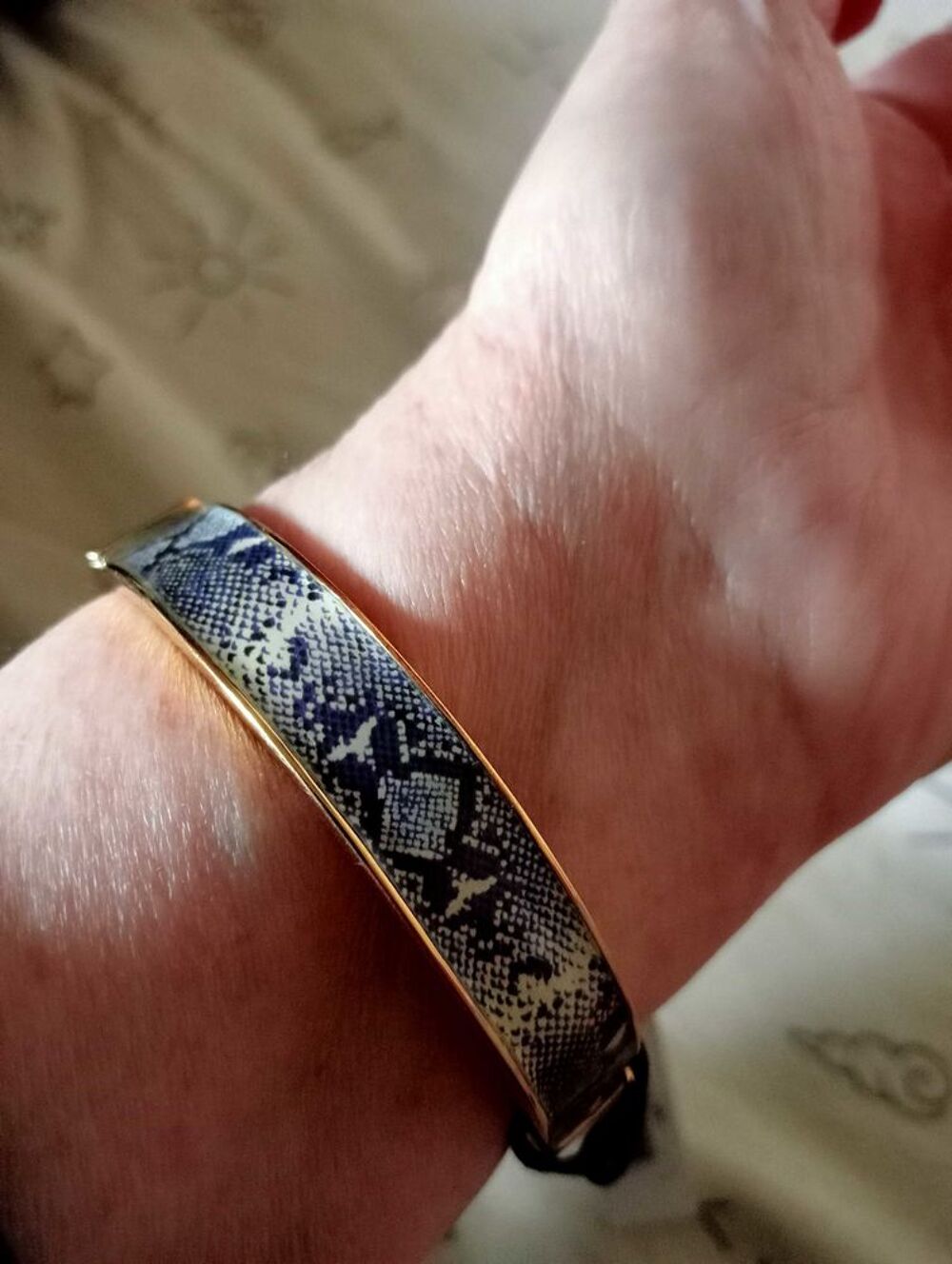 Bracelet vintage plaqu&eacute; or jaune et &eacute;mail imitation python. Diane von F&agrave; &frac14;rstenberg. Bijoux et montres