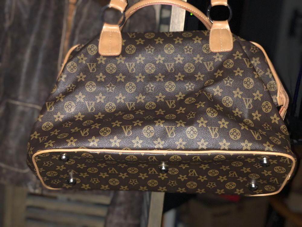 Sac &agrave; main sans marque , tr&egrave;s &eacute;l&eacute;gant pour voyager . Maroquinerie