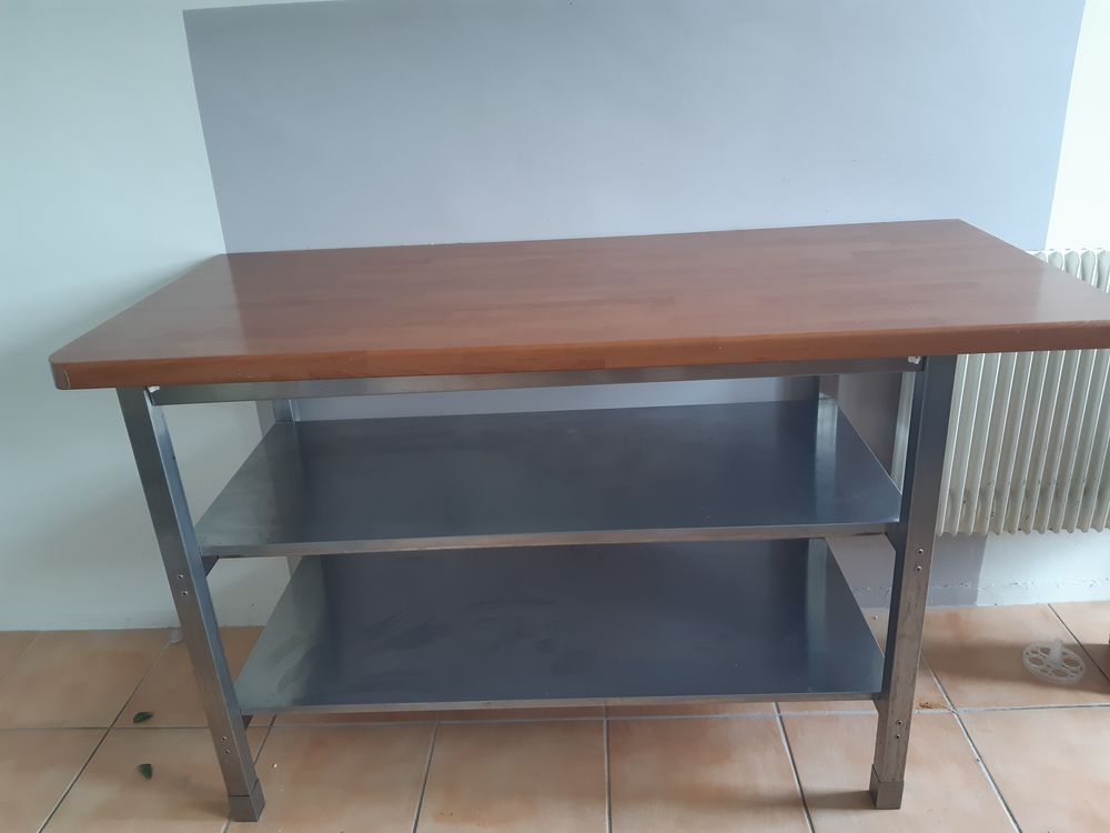 cuisine am&eacute;nag&eacute;e bois et beige avec table Cuisine
