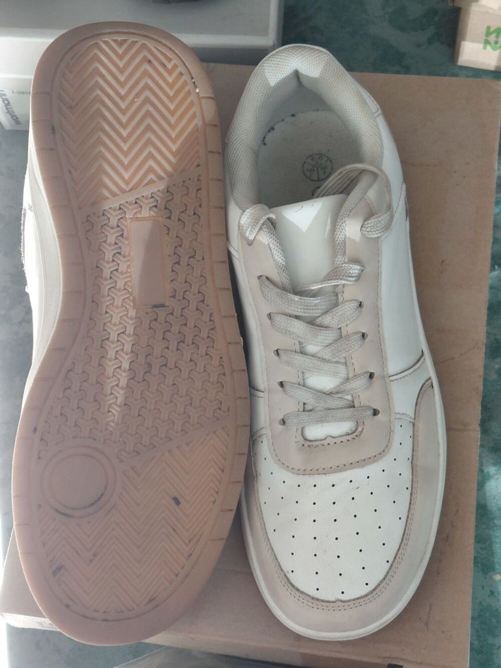 Differentes chaussures , femles- enfants et hommes. Chaussures