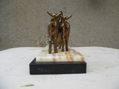 sculture art déco femme aux biche. 0 Bourges (18)
