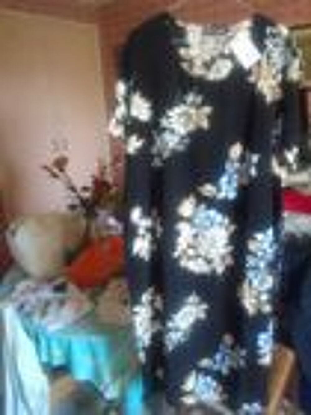 propose diverse robes Vêtements